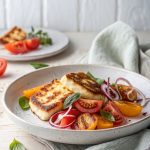 Bratkäse mit Tomatensalat – herzhaft, frisch und in 25 Minuten fertig