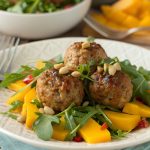 Erdnuss-Frikadellen mit Mango-Rucola-Salat