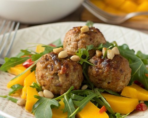Erdnuss-Frikadellen mit Mango-Rucola-Salat – fruchtig, würzig und herrlich aromatisch