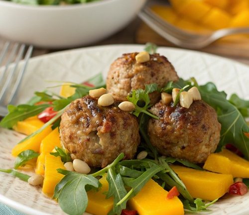 Erdnuss-Frikadellen mit Mango-Rucola-Salat