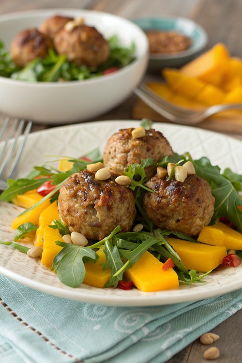 Erdnuss-Frikadellen mit Mango-Rucola-Salat – fruchtig, würzig und herrlich aromatisch